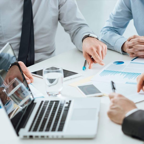 Equipe analisando indicadores