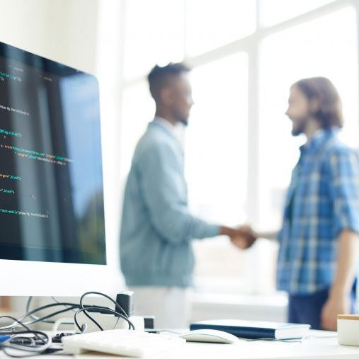 Profissionais da SKNET em reunião